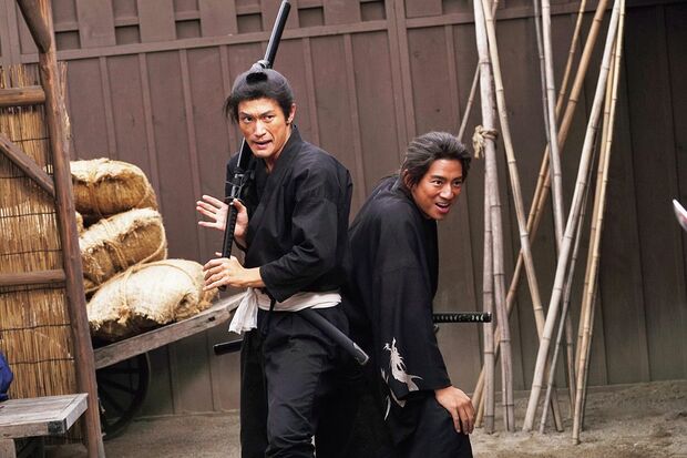 坂本龍馬役の三浦翔平とはプライベートでも親友同士で息の合った演技を見せた
（C）2020「五代友厚」製作委員会