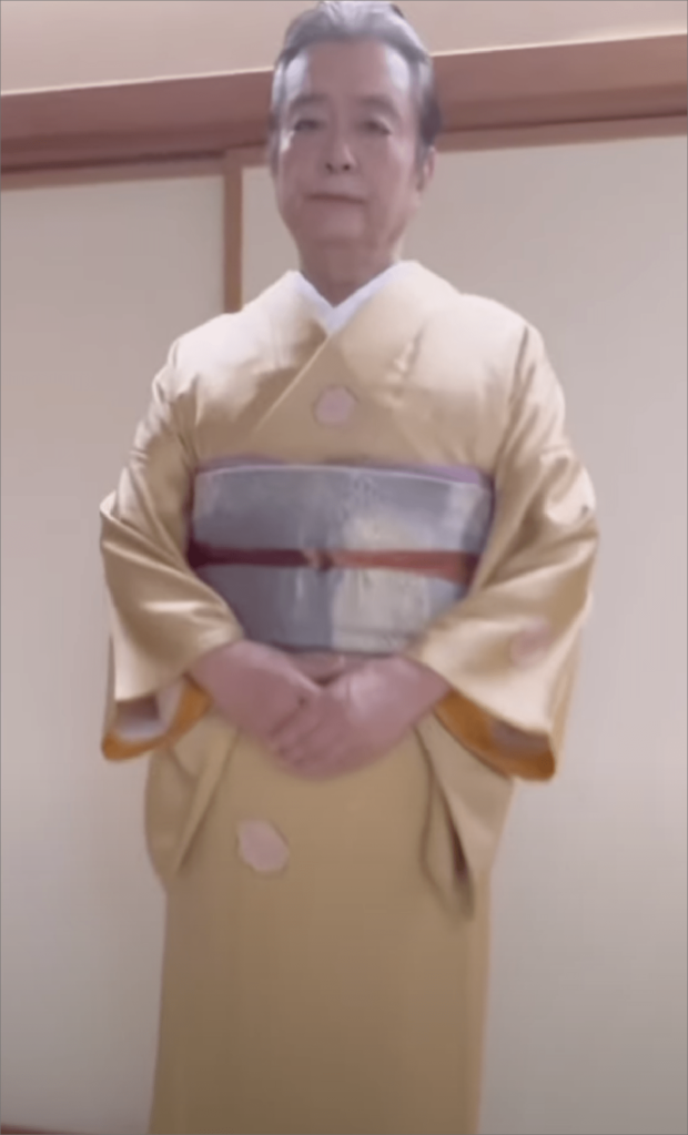 女装する大和田伸也（公式YouTubeチャンネルより）