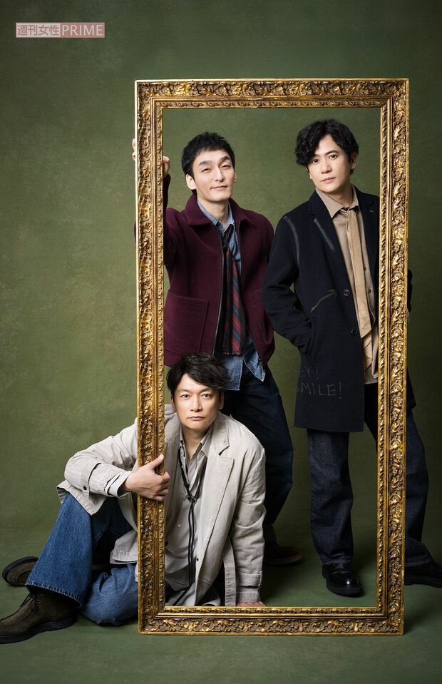 写真左から香取慎吾、草なぎ剛、稲垣吾郎　撮影／廣瀬靖士　　ヘアメイク／金田順子（稲垣）、荒川英亮（草なぎ）、石崎達也（香取）　スタイリスト／黒澤彰乃　衣装協力／ジャクソン・マティス（ヒラクPR）、ボブ（タキヒヨー）　撮影協力／PROPSNOW、BACKGROUNDSFACTORY