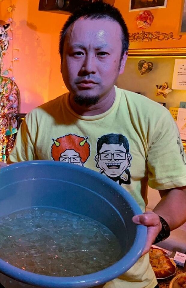 洗面器で酒を飲む木村仁容疑者（19年のハロウィーン）