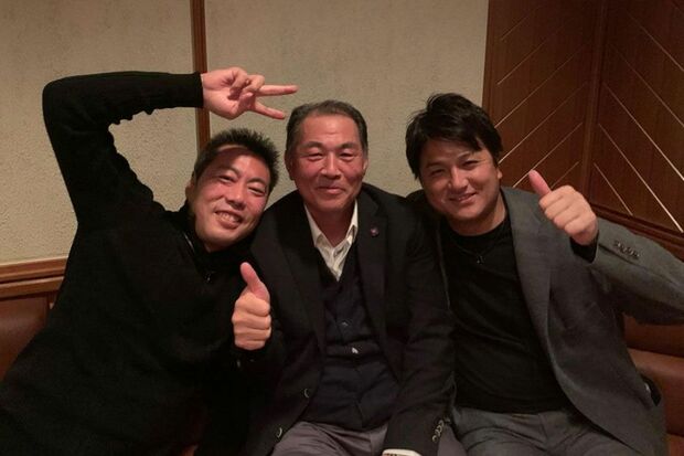 巨人でチームメイトだった村田真一と高橋由伸との写真を'21年12月にSNSにアップした上原浩治（上原のインスタグラムより）