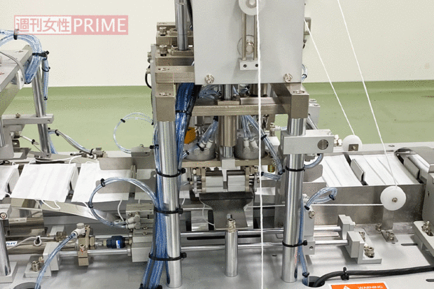 【4耳ひも取り付け】左右の耳ひもが同時に取り付けられていく