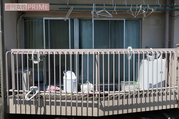 事件現場となった容疑者のアパートのベランダ。生活感が漂う……