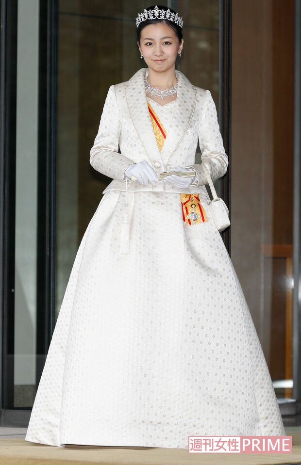 20歳になられた成年行事で佳子さまが女性皇族の正装姿を。初めての記者会見に臨まれ「いただいた仕事をひとつひとつ大切にしたい」と述べられた