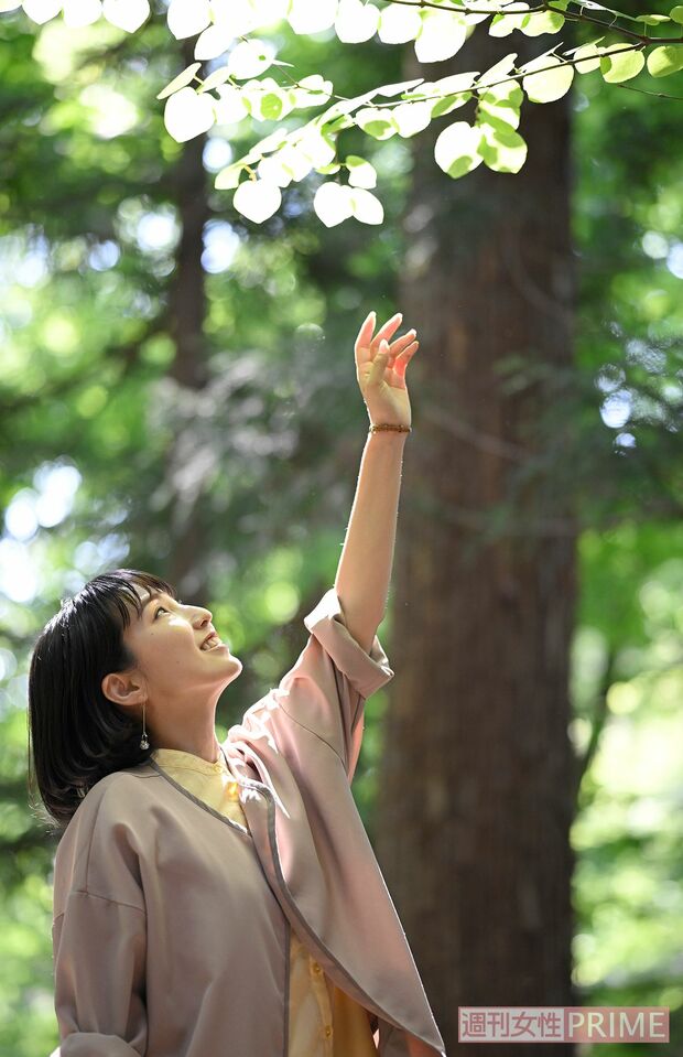 近所の公園で木漏れ日に手を伸ばすそら。家から出て北海道の自然に実際に触れ、心を癒すのが日課（撮影／渡邉智裕）