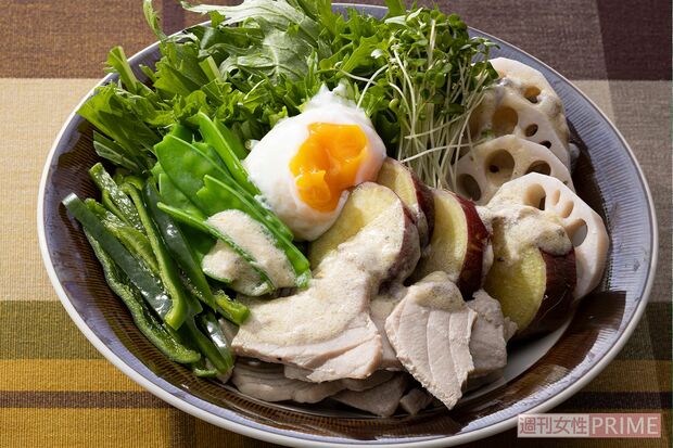 まぐろと根菜の温玉サラダ まぐろの鉄分はピーマンのビタミンCで効率良く吸収。(撮影/廣瀬靖士)