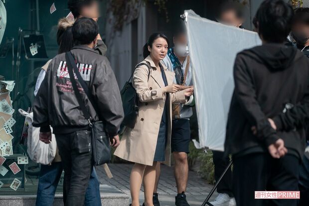 『記憶捜査２』のロケ現場に、スーツ姿の上白石萌音が