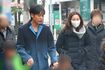 2015年2月、同じ幼稚園に通う子どもたちを送る名倉潤と瀬戸朝香