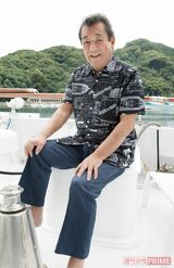 2代目光進丸の設計図がデザインされたシャツを身につける加山雄三