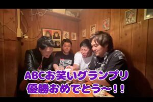 『霜降り明星』粗品（左）や『シモリュウ』の2人とは自分たちで「四兄弟」を称するほど親交が深い『ダブルヒガシ』の大東翔生（右）（粗品のYouTubeチャンネルより）