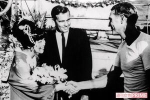 『砲艦サンパブロ』撮影現場で挙式。スティーブ・マックイーンと握手