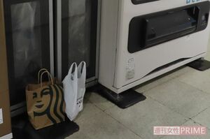 自販機横のリサイクルBOXの前に放置されたごみ袋。ここはゴミ捨て場ではない