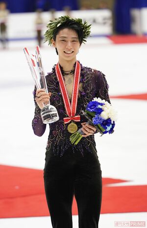 表彰式を終えて記念撮影。「久しぶりに日本で滑れて楽しかった」　撮影／坂本清