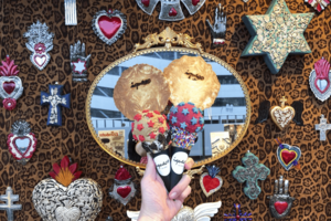 【大阪】iquecoGELATO&SCONE(イケコジェラート&スコーン)アイスも内装もフォトジェニックが過ぎる♪地元産フルーツなどの素材で作った15種ほどのジェラートに毎日焼き上げるワッフルコーンが5種。ワッフルやクッキーなどのトッピングもあり、組み合わせ無限大!オーダーは大いに悩もう♪DATA大阪府和泉市いぶき野5-4-7 和泉シティプラザ1F TEL.090-3846-6323