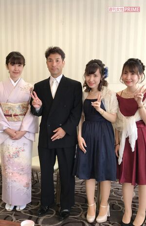 新婚当初から苦しい時期も支えてくれたという妻（左）。双子の娘（右）とも仲がよく、一緒によく旅行に出かける