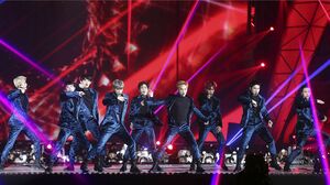 5つの賞を総なめしたEXO。左からセフン、チェン、チャンヨル、カイ、スホ、シウミン、ベクヒョン、D.O.、レイ　(c) 2016 Melon Music Awards