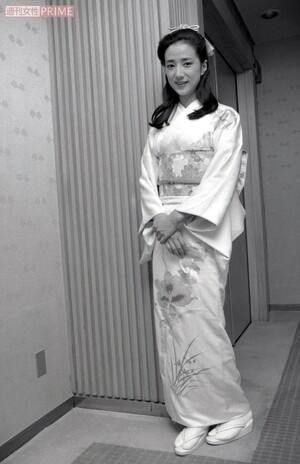 着物姿で「週刊女性」インタビューに答える松原千明さん（1983年12月）