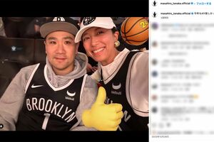 2023年12月に投稿された妻・里田まいとの夫婦ショット。どこか元気がない様子の田中将大(公式インスタグラムより)