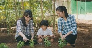 現在、留学中の眞子さま（左）もご一緒に秋篠宮邸の野菜畑で土いじりを（’14 年8月）