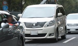 ワンボックスカーで登下校される愛子さまには、前後に車がぴたりと