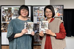 『積ん読の本』著者・石井千湖さん（左）と、本書にもご登場いただいた小川公代さん（右）