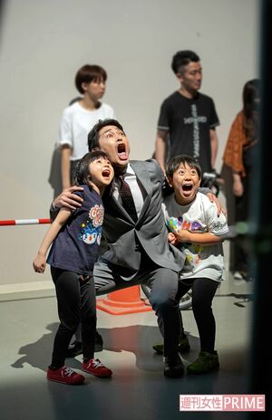 この日は、安田が実写出演する『巨大〇〇あらわる』シリーズの撮影が行われた。じゃじゃじゃくん（大野琉功）とじゃ～ンちゃん（竹野谷咲）も一緒　撮影／佐藤靖彦