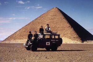 1966年、ダハシュールの赤ピラミッド前で。左端が吉村さん