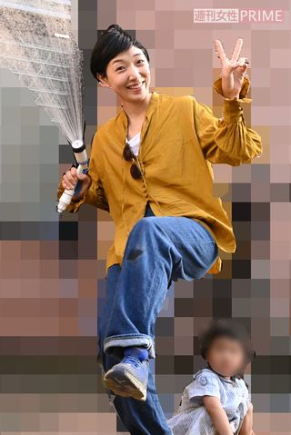 2019年6月、自宅前での取材に笑顔で応え、ピースサインまでしてくれたサクラと娘