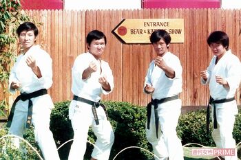 米国留学時代。空手ショーのバイトで下積み中のショー・コスギ（左端）と共演した生島（右端）