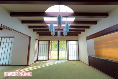 大食堂のシャンデリアとベルギー産黒大理石の棚板も再利用。壁の装飾の蒔絵が華やか。