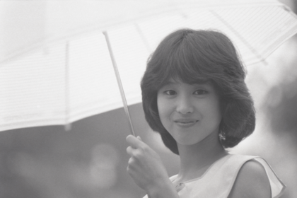 '80年、デビュー当時の聖子。ぶりっ子キャラで男性人気が爆発した