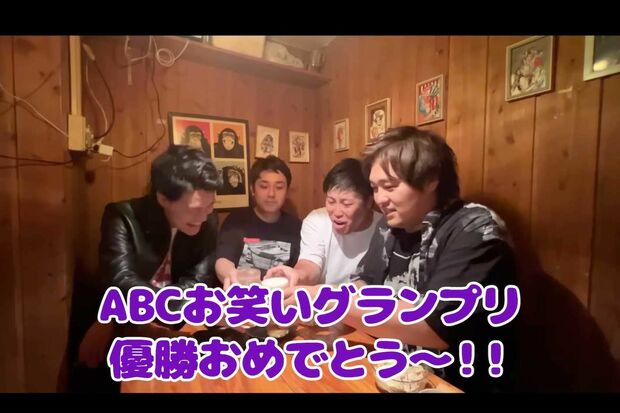 『霜降り明星』粗品（左）や『シモリュウ』の2人とは自分たちで「四兄弟」を称するほど親交が深い『ダブルヒガシ』の大東翔生（右）（粗品のYouTubeチャンネルより）