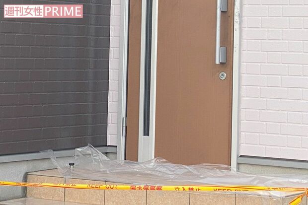 2025年3月下旬、埼玉・新座市で母親が遺体で見つかった住宅の玄関前は警察によってテープが張られた