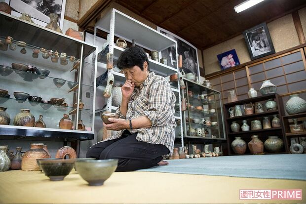 賢一さんの「天目茶碗」は今も多数飾られている。「たくさんの人に見てもらいたいから」と清子さん　撮影／伊藤和幸