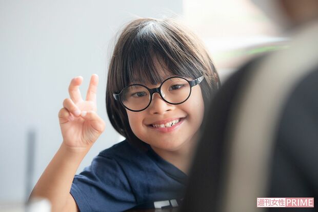 カメラマンに向かってポーズする美良生君。佳恵さんの取材中も終始にこやかだった