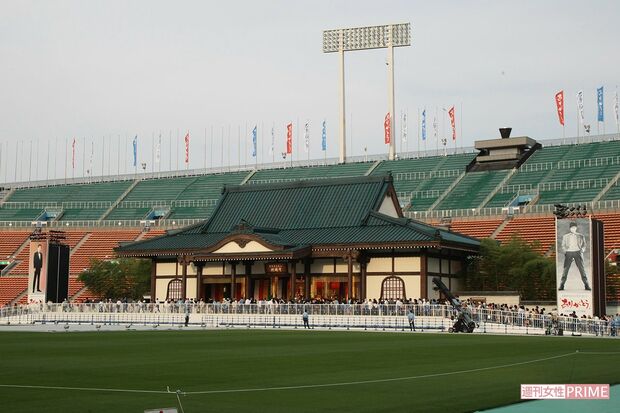 国立競技場に裕次郎さんの眠る横浜・鶴見区の総持寺の大祖堂を模した“裕次郎寺”が建立された（撮影／佐藤靖彦）