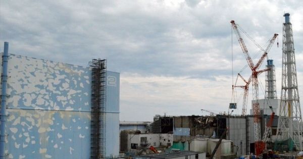  先月4日に報道関係者に公開された福島第一原発の構内。左が2号機建屋、右は3号機
