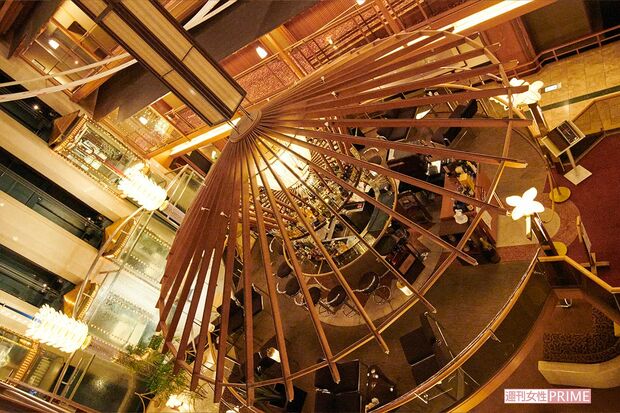 加賀屋の中にあるバーは雰囲気も◎。館内だけでも十分に楽しめる　撮影／山田智絵