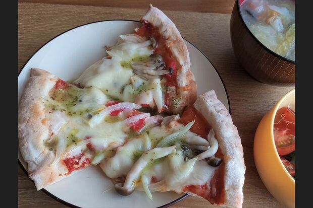 家にある野菜でボリューミーなピザに！