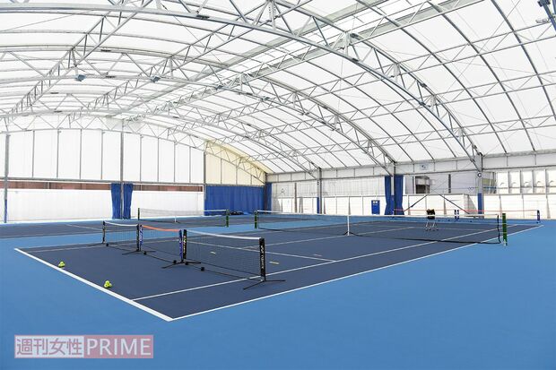 テニスやサッカー（フットサル）など、仲間とワイワイできるスポーツコートも。撮影／渡邊智裕