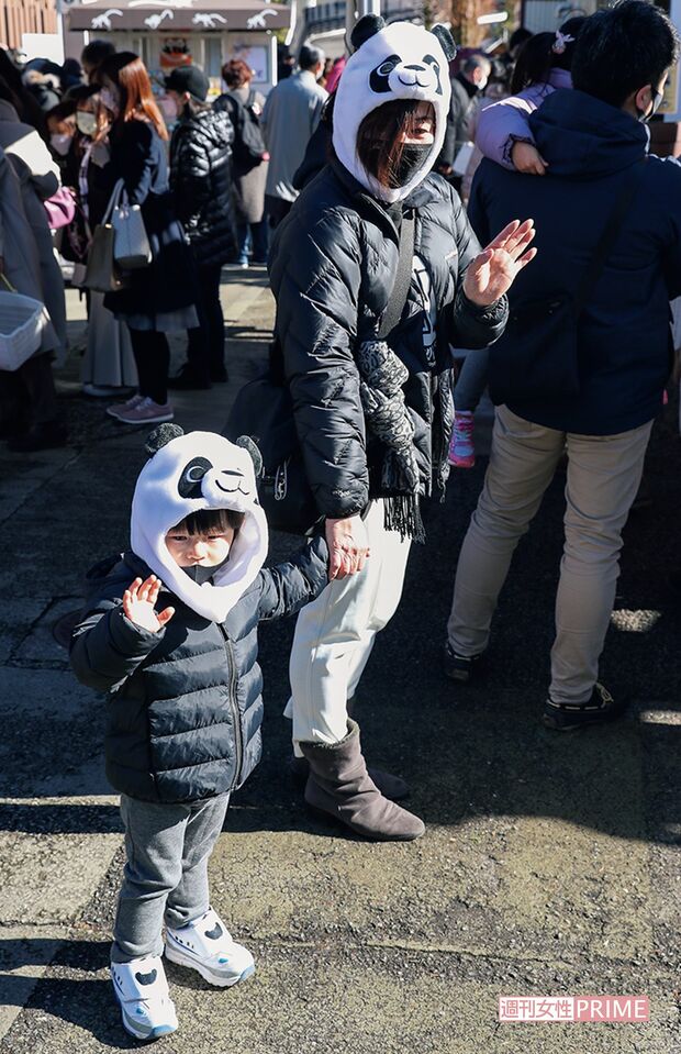 パンダの帽子にモノクロコーデの“にこいち”ファッションが決まっている母子