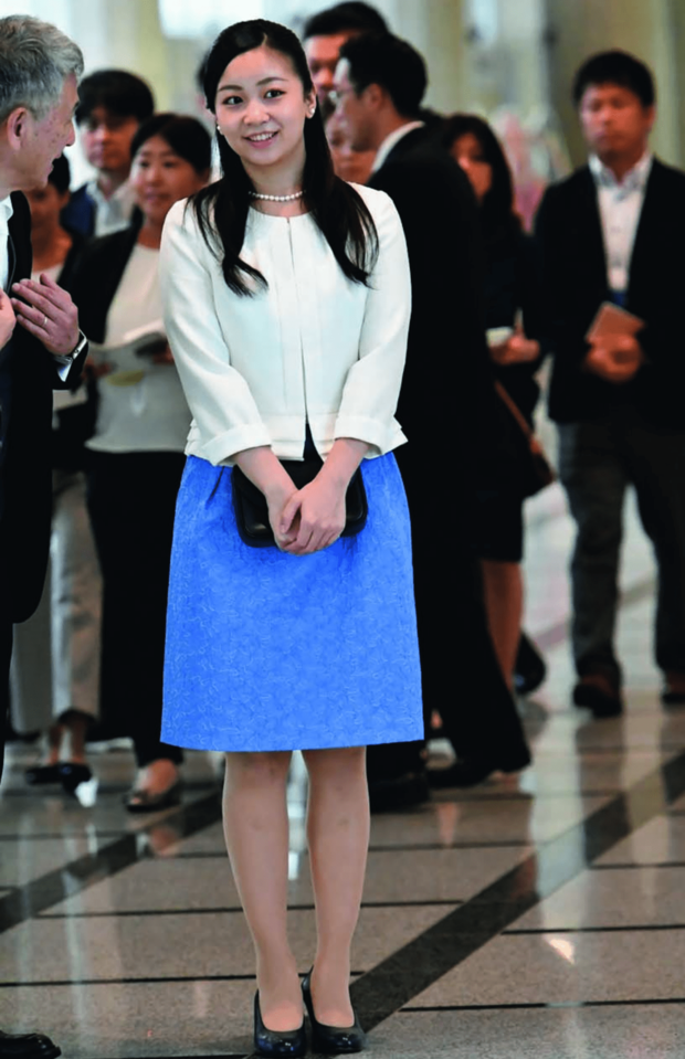 フォーマルにまとめたスタイルでも、スカイブルーの色やひざ丈のバランスで、フレッシュで夏らしい印象に。第30回国際情報オリンピック日本大会（2018年9月2日）写真／JMPA