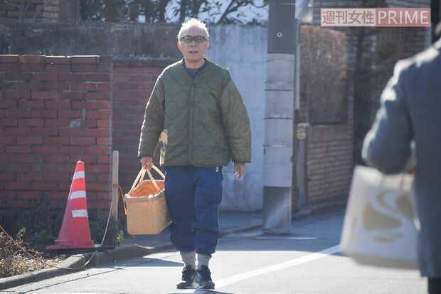 近づいて来た記者を発見した所ジョージ('20年2月)