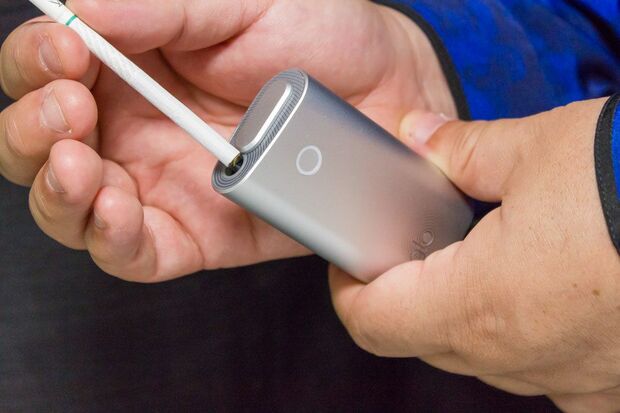 グローはバッテリーごと手に持って使用する