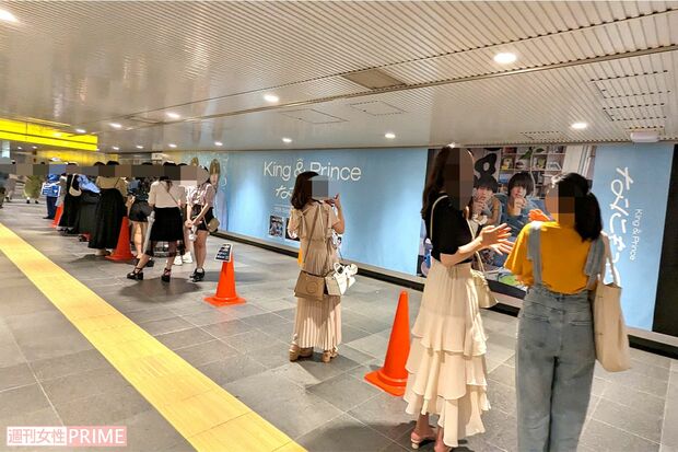渋谷駅地下通路に展示されたKing&Prince『なにもの』巨大広告にファンが殺到