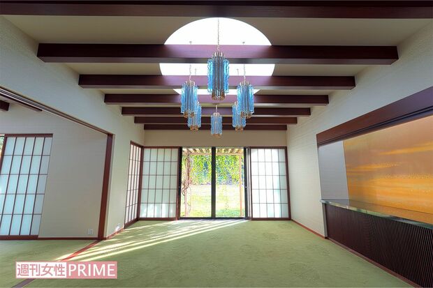 大食堂のシャンデリアとベルギー産黒大理石の棚板も再利用。壁の装飾の蒔絵が華やか。