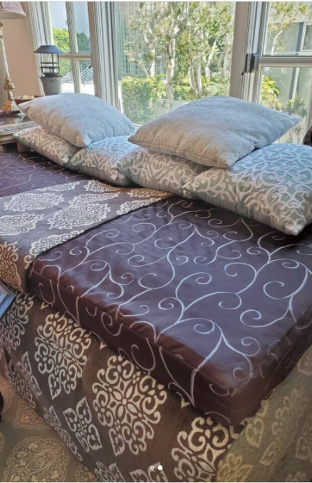 LAにいると何か作りたくなるという桃井さん。ソファカバーをカーペット6枚で縫い上げた。（写真は『かおり的家ご飯』より）