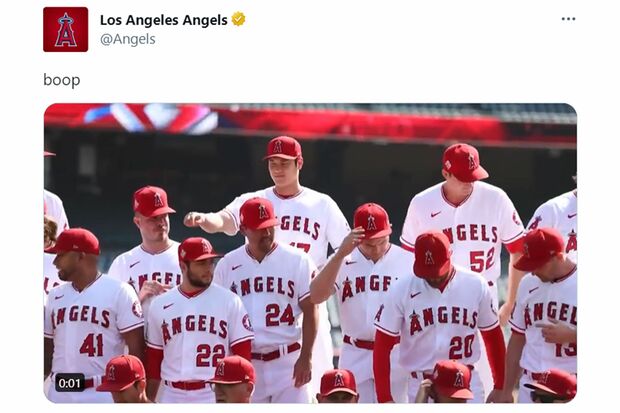 記念撮影の際、仲の良いフレッチャーにいたずらする大谷翔平（エンゼルス公式Twitterより）