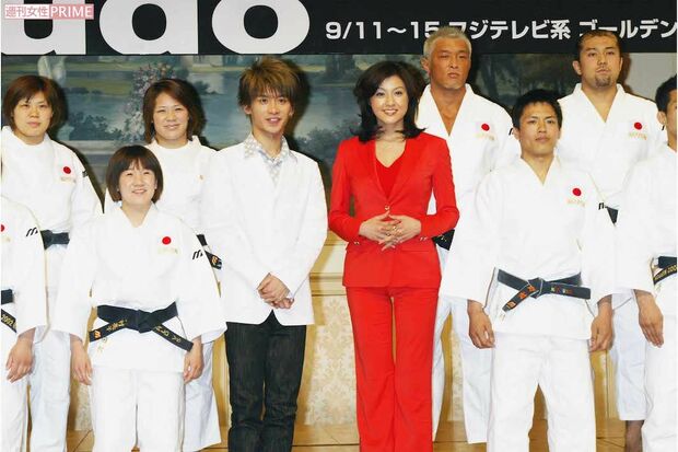 柔道日本代表の選手とともに、加藤晴彦と藤原紀香