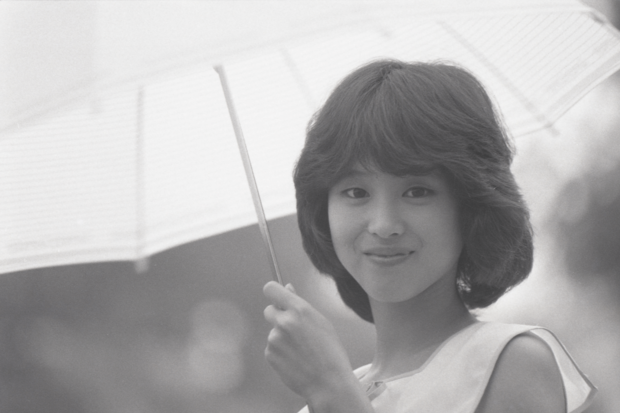 '80年、デビュー当時の聖子。ぶりっ子キャラで男性人気が爆発した